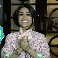 Dalam sebuah kontes lagu, Dewi Perssik mengkritik peserta yang membawakan lagu ‘Aku Rapopo’. Dewi Perssik menyebutkan lagu tersebut tidak bagus. Mendengar hal tersebut, bagaimana reaksi Julia Perez?