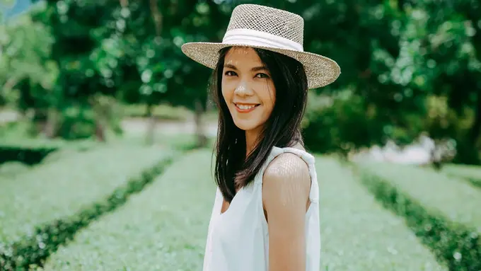 cantik tersenyum topi santai kalem