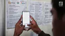 Pencari kerja mengabadikan gambar info kerja saat Job Fair di Jakarta, Rabu (19/9). Job Fair bertajuk Jakarta spektakuler "Job for Career" diikuti lebih dari 120 perusahaan BUMN, swasta skala nasional maupun internasional. (Liputan6.com/Faizal Fanani)
