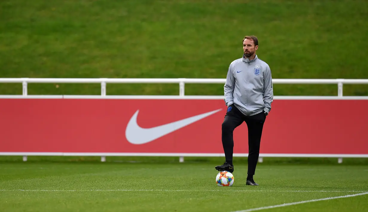 Pelatih Inggris, Gareth Southgate melihat pemainnya berlatih di St George's Park di Burton-on-Trent, Inggris tengah (7/10/2019). Inggris akan melawan Republik Ceko pada kualifikasi Euro 2020 di Praha. (AFP Photo/Paul Ellis)