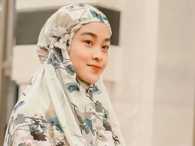 Selain menginspirasi soal makeup, Diniyaan juga memberikan inspirasi dalam hal gaya hijab. Memutuskan pakai hijab di usia muda, tak sedikit yang memuji selebgram asal Bandung ini. Punya wajah cantik dan kalem, beauty vlogger berusia 19 tahun ini bikin adem saat mengenakan mukena. (Liputan6.com/IG/@diniyaan)