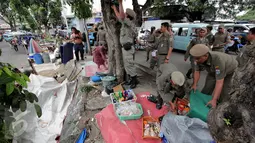 Satpol PP bersama Sudinhub menertibkan pedagang kaki lima dan parkir liar kendaraan bermotor di Pasar Tanah Abang, Jakarta, Kamis (4/5). Penertiban dilakukan agar mengurai kemacetan. (Liputan6.com/Johan Tallo)