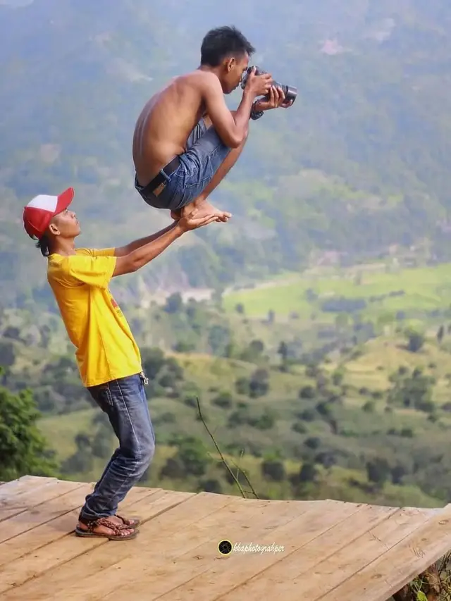 6 Editan Foto 2 Sahabat Pegang Kamera Ini Nyeleneh, Kocak