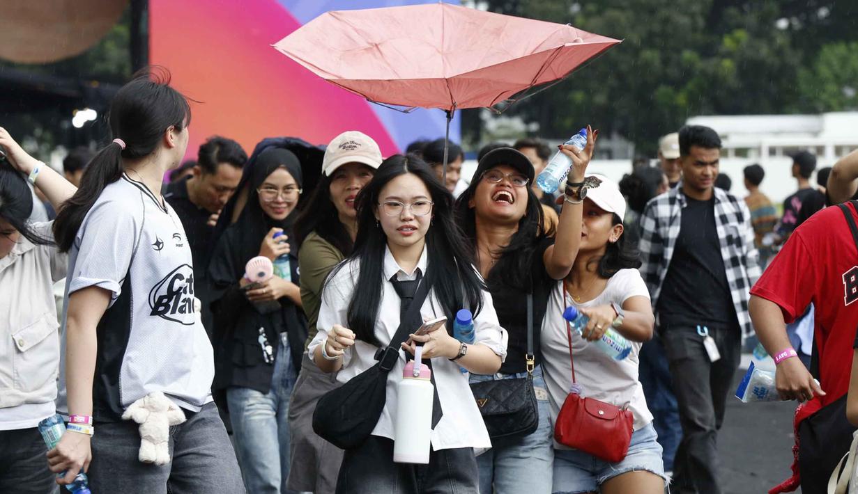 Meskipun rangkaian acara baru saja dimulai, energi yang terpancar dari para penonton sudah sangat terasa memadati seluruh area stadion. Tampak dalam foto, pengunjung saat tiba untuk menyaksikan gelaran KapanLagi Buka Bareng (KLBB) Festival 2026 hari pertama di Stadion Madya, Kompleks Gelora Bung Karno, Senayan, Jakarta, Sabtu 28 Februari 2026. (Dok/Kapanlagi Youniverse)