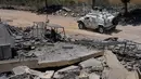 Kendaraan penjaga perdamaian Perserikatan Bangsa Bangsa (PBB) asal Spanyol melintas di depan sebuah rumah yang hancur dalam bentrokan antara Hizbullah dan militer Israel di desa Dibbine, Lebanon Tenggara, Jumat 5 Juni 2026. (AP Photo/Hussein Malla)