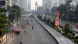 Aktivitas masyarakat di sekitar Bundaran HI, Jakarta, Minggu (17/6). Peniadaan Hari Bebas Kendaraan Bermotor (HBKB) atau Car Free Day (CFD) telah dilakukan sejak pekan lalu. (Liputan6.com/Arya Manggala)