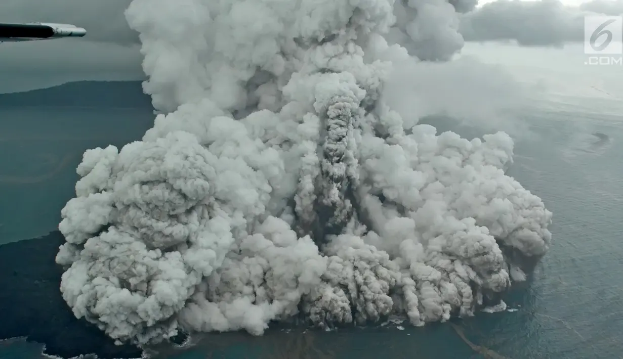 Aktivitas Gunung Anak Krakatau dari udara yang terus mengalami erupsi, Minggu (23/12). Tsunami yang menerjang wilayah Selat Sunda, Pandeglang, Serang, dan Lampung Selatan merusak ratusan bangunan dan kapal. (Liputan6.com/Pool/Susi Air)