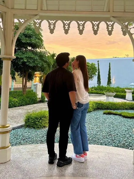 Kesan kasual pun semakin diperkuat dengan sneakers warna putih yang dikenakan kekasih Thariq Halilintar itu sebagai alas kaki.