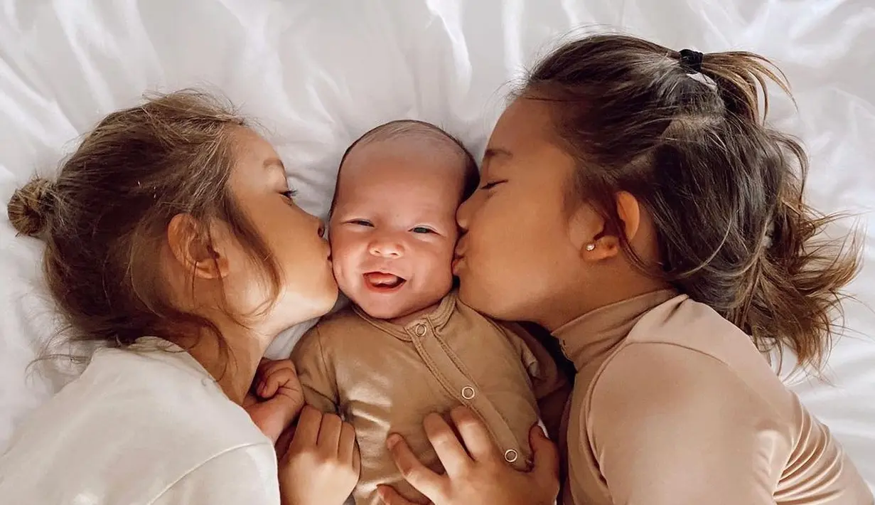 Sebagai anak sulung, Kiyomi terlihat begitu sayang dengan kedua adiknya. (Foto: instagram.com/kiyojikaynenbachdim)