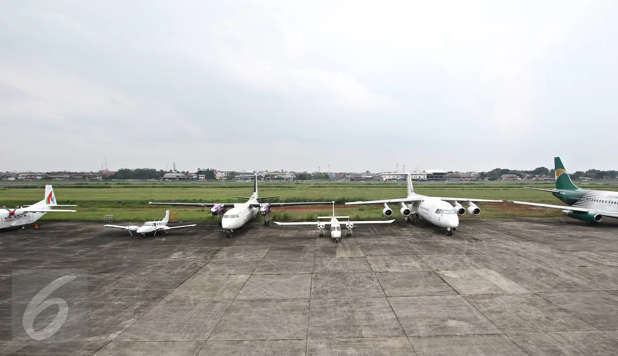Sejumlah pesawat terbang terparkir di Bandara Pondok Cabe di Pamulang, Tangerang Selatan, Senin (22/2). Maret mendatang, maskapai Garuda Indonesia akan membuka penerbangan dari bandara milik PT Pertamina (persero) ini. (Liputan6.com/Immanuel Antonius)