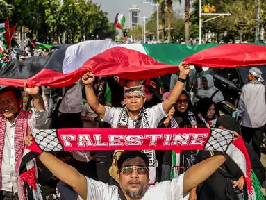 Ratusan orang dari berbagai elemen masyarakat menggelar unjuk rasa di depan Kedutaan Besar Amerika Serikat, Jakarta, Sabtu (28/10/2023). Dalam aksinya, mereka mendesak Amerika Serikat dan negara-negara sekutunya untuk memastikan Israel menghentikan serangan besar-besaran di Gaza serta mengakhiri penindasan sistem Apartheid kepada warga Palestina. (Liputan6.com/Faizal Fanani)