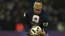 Penyerang Paris Saint-Germain atau PSG, Kylian Mbappe berselebrasi setelah mencetak gol keempat timnya ke gawang Nantes pada pekan ke-26 Ligue 1 atau Liga Prancis 2022-2023 di Parc des Princes, Minggu (5/3/2023) dini hari WIB. PSG sukses memetik kemenangan di lanjutan Ligue 1 2022/2023. (AP Photo/Aurelien Morissard)