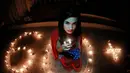 Seorang gadis yang berkostum ala Wonder Woman berpose dalam aksi Global Earth Hour di Gorontalo (ANTARA FOTO/Adiwinata Solihin)