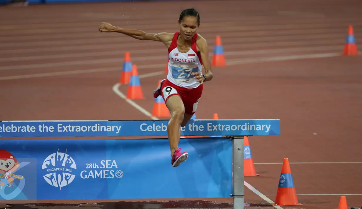 Atlet Indonesia, Rini Budiarti saat berlomba di nomor lari halang rintang 3.000 meter SEA Games ke-28 di National Stadium, Singapura, (12/6/2015). Rini finish pertama dengan catatan waktu 10 menit 20,40 detik. (Liputan6.com/Helmi Fithriansyah)