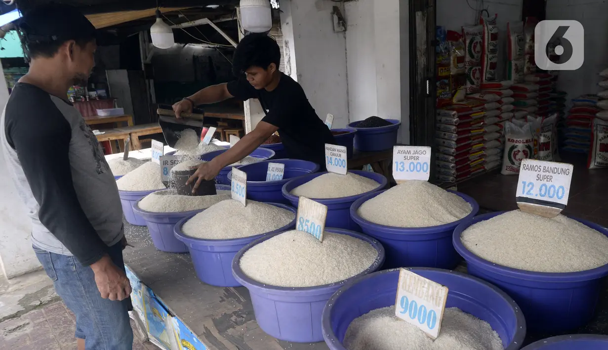Pedagang beras melayani pembeli di pinggir Jalan Raya Pamulang, Tangerang Selatan, Banten, Jumat (11/12/2020). Jelang Natal dan Tahun Baru 2021, harga beras dipasaran masih normal tidak ada kenaikan. (merdeka.com/Dwi Narwoko)