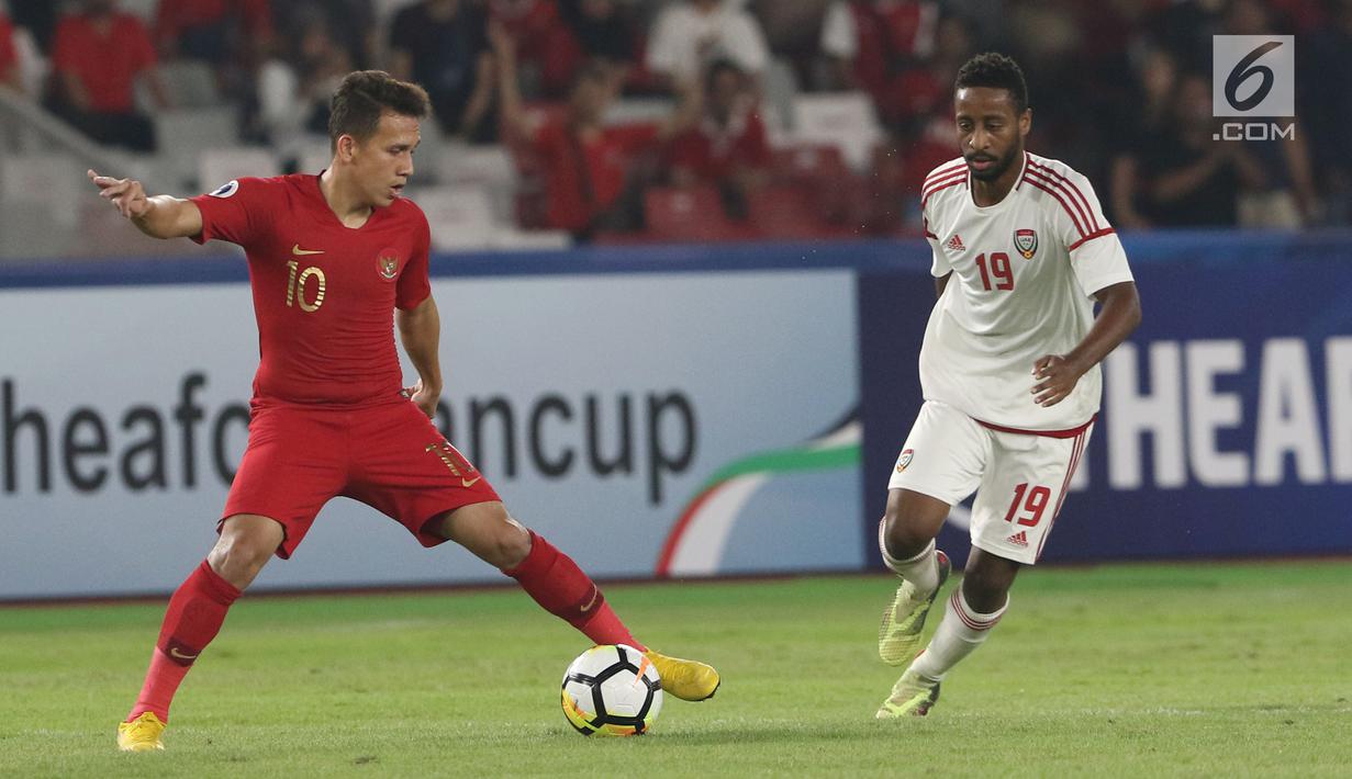 Pemain Timnas Indonesia U-19, Egy Maulana Vikri (kiri) berebut bola dengan pemain UEA U-19 pada penyisihan Grup A Piala AFC U-19 2018 di Stadion GBK, Jakarta, Rabu (24/10). Babak pertama, Indonesia unggul 1-0. (Liputan6.com/Helmi Fithriansyah)