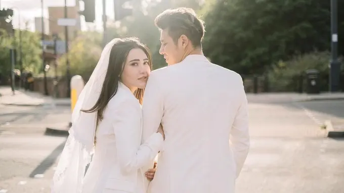 Romantis Abis, Ini Potret Via Vallen dan Chevra Yolandi saat Bulan Madu di Inggris