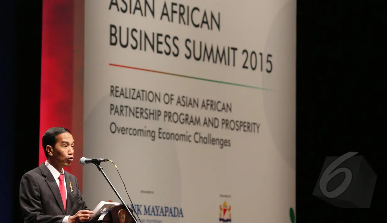 Presiden Jokowi memberi kata sambutan saat membuka Asian-African-Business Summit yang merupakan rangkaian peringatan Konferensi Asia Afrika di Jakarta Convention Centre, Selasa (21/4/2015). (Liputan6.com/Herman Zakharia)