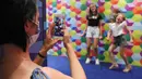 Seorang wanita merekam video dua anak perempuan menggunakan aplikasi TikTok di Smile Safari, sebuah museum Instagram dan TikTok, di Brussel, Belgia (7/8/2020). (Xinhua/Zheng Huansong)