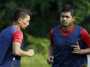 Pemain Persija Jakarta, Bambang Pamungkas dan Ismed Sofyan, saat mengikuti sesi latihan jelang laga Liga 1 di Lapangan Sutasoma, Jakarta, Jumat (07/12). Persija akan berhadapan dengan Mitra Kukar. (Bola.com/M Iqbal Ichsan)