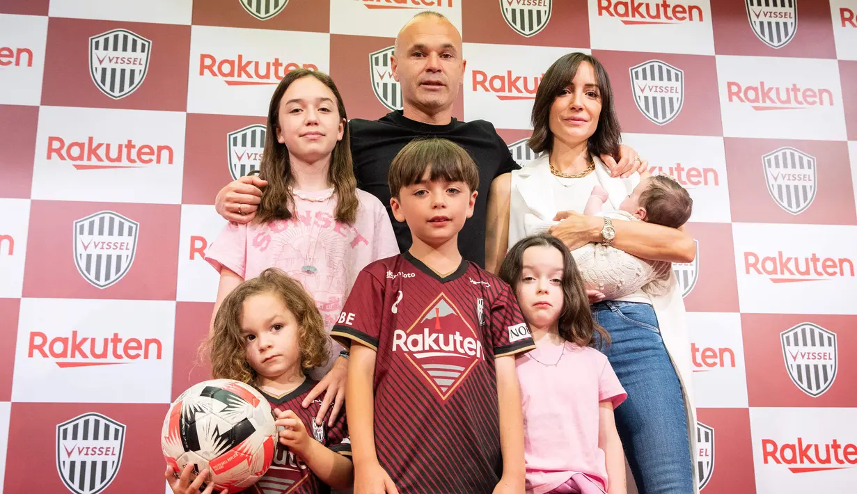 Pemain Vissel Kobe, Andres Iniesta berfoto bersama dengan anak dan istrinya setelah konferensi pers mengenai kepergian dirinya dari klub yang berlangsung di Kobe, 25 Mei 2023 waktu setempat. (AFP/Yuichi Yamazaki)