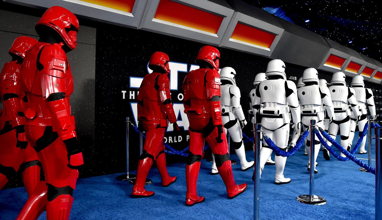 Prajurit tentara Stormtrooper menghadiri world premiere film Star Wars: The Rise of Skywalker di Hollywood, California, Senin (16/12/2019). Star Wars: The Rise of Skywalker akan menutup sekuel trilogi Star Wars yang pertama kali diluncurkan pada 2015 lalu. (Alberto E. Rodriguez/Getty Images/AFP)