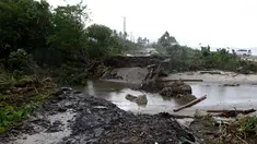 Jembatan penghubung ambruk diterjang gelombang Tsunami Selat Sunda di jalur alternatif Sumur, Banten, Senin (24/12). Sejumlah kendaraan terpaksa melintasi pantai karena jembatan tidak bisa dilewati. (Liputan6.com/Angga Yuniar)