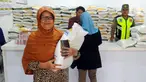 Warga mengambil beras bantuan sosial di Kantor Kelurahan Meruyung, Depok, Jawa Barat, Selasa (26/9/2023). Badan Pangan Nasional (Bapanas) menugaskan Perum Bulog membagikan Bantuan Sosial (Bansos) berupa beras kepada masyarakat berpendapatan rendah selama 3 bulan masing-masing 10 kg per keluarga penerima manfaat (KPM). (merdeka.com/Arie Basuki)