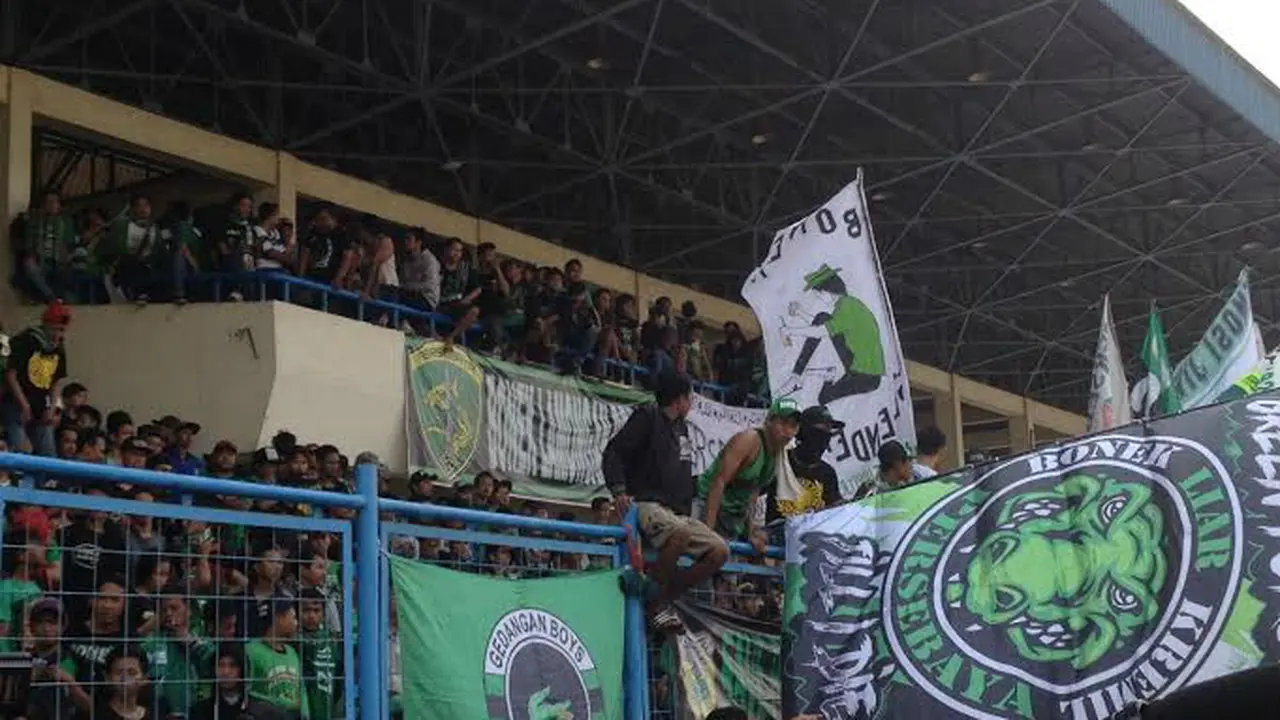Bonek berkumpul di Stadion Tugu, Jakarta Utara