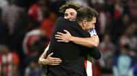 Pelatih Atletico Madrid asal Argentina, Diego Simeone (kanan), memeluk penyerang Atletico Madrid asal Argentina nomor punggung 19, Julian Alvarez, setelah pertandingan Liga Spanyol antara Atletico Madrid dan Rayo Vallecano di Stadion Metropolitano, Madrid, Kamis (25-9-2025). (Javier SORIANO/AFP)