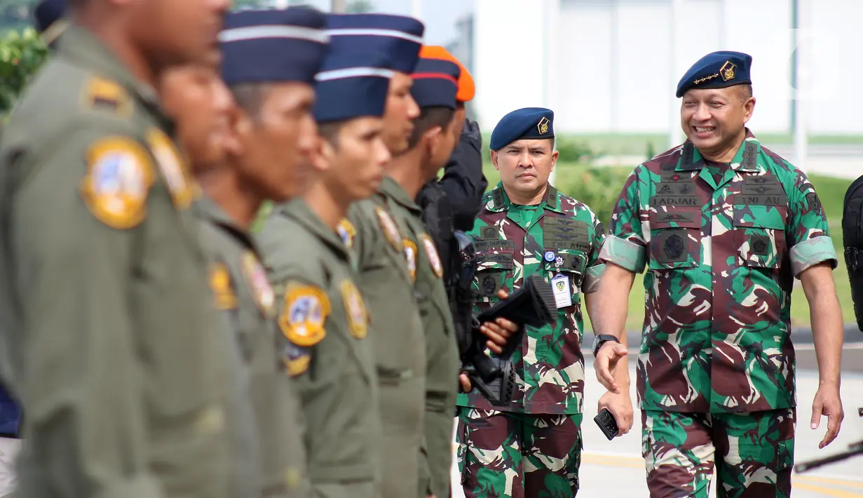 Kepala Staf Angkatan Udara (Kasau) Marsekal TNI Fadjar Prasetyo menyambut tim evakuasi 75 Warga Negara Indonesia (WNI) dari Sudan di Pangkalan Udara Halim Perdanakusuma, Jakarta, Senin (1/5/2023). (Liputan6.com/Helmi Fithriansyah)