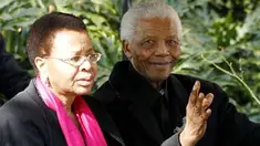 Mantan Presiden Afsel Nelson Mandela (kanan) dan istrinya Graca Machel seusai menghadiri pemakaman cicitnya Zenani Mandela di St Stithian’s College Chapel, Sandton, utara Johannesburg, 17 Juni 2010. AFP PHOTO / Siphiwe Sibeko 