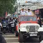 Arief R Wismansyah dan Sachrudin berdiri di atas mobil offroad Jeep CJ untuk terus melambaikan tangan sebagai salam perpisahan dan terima kasih. (Liputan6.com/Pramita Tristiawati).