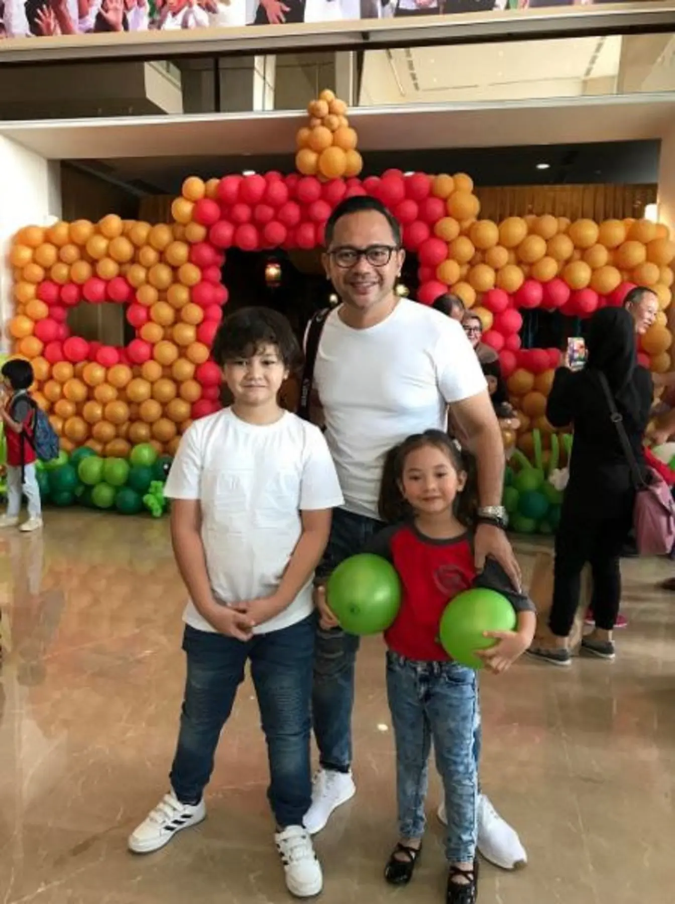 Indra Brasco dan kedua anaknya (Instagram/@indrabrasco)