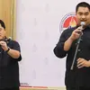 Menteri Pemuda dan Olahraga, Dito Ariotedjo bersama Ketua Umum PSSI, Erick Thohir (kiri) memberikan keterangan pers usai melakukan pertemuan di Kementerian Pemuda dan Olahraga (Kemenpora), Jakarta, Jumat (7/7/2023). (Liputan6.com/Herman Zakharia)