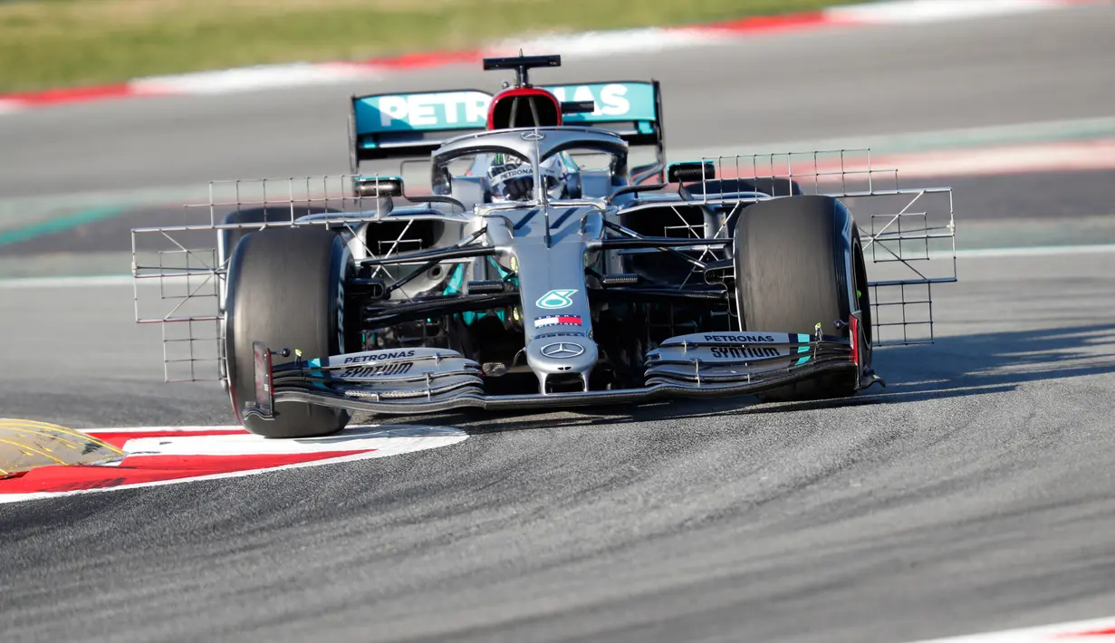 Pembalap Mercedes-AMG Petronas Valtteri Bottas saat tes pramusim Formula 1 (F1) hari pertama di Circuit de Catalunya, Montmelo, Spanyol, Rabu (19/2/2020). Valtteri Bottas menempati peringkat kedua dengan waktu 1 menit 17,133 detik. (AP Photo/Joan Monfort)