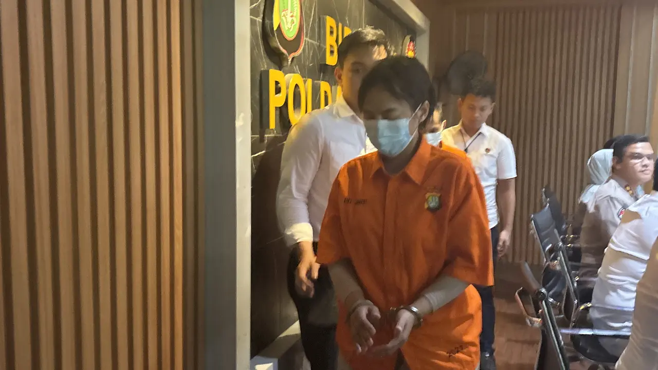 Polisi menangkap pelaku yang menipu seorang pensiunan ASN dengan modus mengirimkan aplikasi APK.