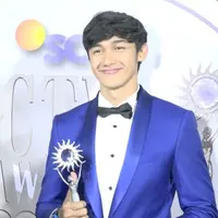 Mendapatkan penghargaan diacara bergensi SCTV Awards 2017, Immanuel Caesar mempersembahkan untuk sahabatnya, Ammar Zoni.