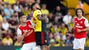 Andre Gray dari Watford berebut bola dengan kapten Arsenal, Granit Xhaka pada pekan kelima Liga Inggris 2019-2020 di Vicarage Road, Minggu (15/9/2019). Sempat unggul dua gol, Arsenal harus rela imbang 2-2 saat berjumpa tim tuan rumah Watford. (AP/Alastair Grant)