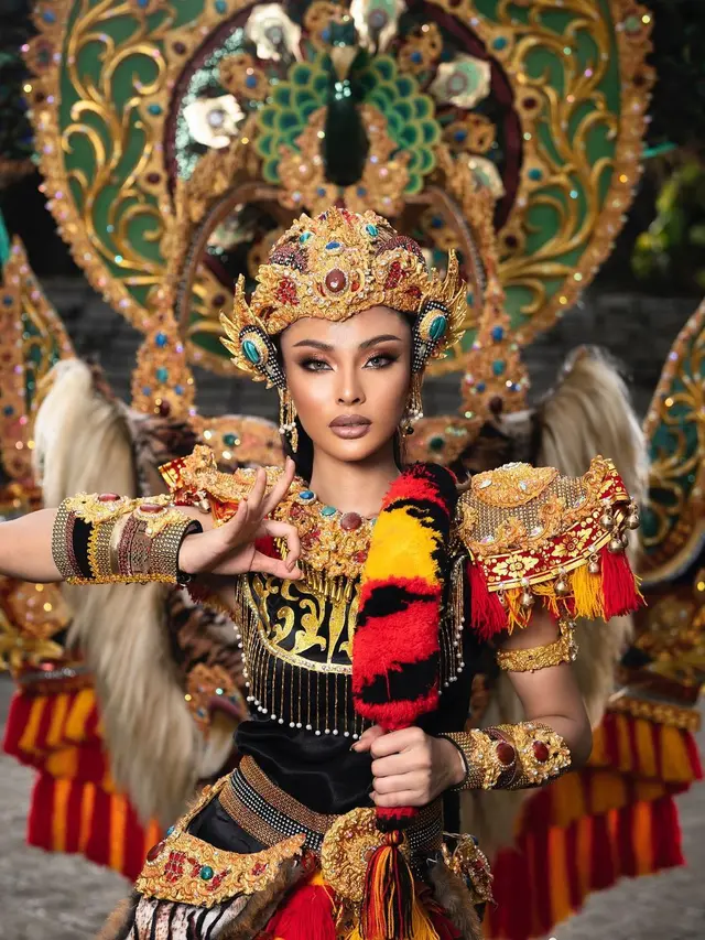 6 Pesona Andina Julie Pakai Kostum Nasional Reog Ponorogo di Miss Grand International 2022