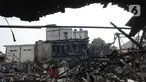 Warga mencari sisa barang akibat terbakar kios pasar Kambing, Jakarta, Rabu (9/8/2023). (merdeka.com/imam buhori)