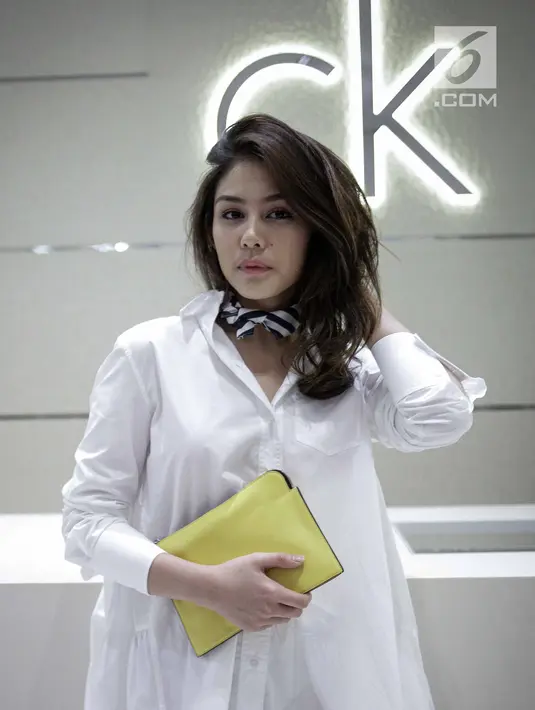 Artis peran Vanessa Prescilla berpose saat menghadiri peluncuran salah satu brand produk di Jakarta, Rabu (21/3). Vanesha Prescilla ramai diperbincangkan publik usai membintangi film Dilan 1990. (Liputan6.com/Faizal Fanani)