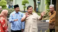 Presiden Prabowo Subianto didampingi Menteri Sosial Saifullah Yusuf (Gus Ipul) dan Wakil Menteri Sosial Agus Jabo Priyono meninjau fasilitas Sekolah Rakyat Menengah Atas (SRMA) 10 Jakarta Selatan, Kamis (11/9/2025). (Biro Humas Kemensos / Ayub Argyan Atmaja)
 
