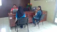 Yuli melaporkan tetangganya karena sudah mengejek anaknya dengan sebutan cabe-cabean ke Polresta Palembang (Liputan6.com / Nefri Inge)