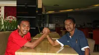 Gideon Marcel dan Frans Sinatra, kolaborasi apik anak dengan bapak di Martapura FC. (Bola.com/Robby Firly)