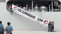 KRI Semarang-594 saat sandar di dermaga 203, Jakarta, Jumat (15/3). KRI ini memiliki spesifikasi panjang 124 m, lebar 21,8 m, dan berat 72 ton. Kapal ini mampu berlayar selama 30 hari dengan kecepatan maksimal 16 knot. (Liputan6.com/Helmi Fithriansyah)