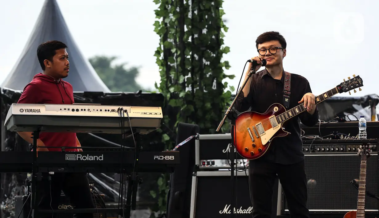Gitaris jazz Daniel Dyonisius (kanan) saat tampil pada hari kedua BNI Java Jazz Festival 2022 di JIExpo Kemayoran, Jakarta Pusat, Sabtu (28/5/2022). Perhelatan musik BNI Java Jazz Festival 2022 digelar pada 27-29 Mei dengan menampilkan musisi-musisi dari dalam dan luar negeri. (Liputan6.com/Johan Tallo)