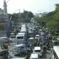 Ratusan sopir Mikrolet M44 memblokir jalan Abdullah Syafei, Tebet. Mereka menolak ditertibkan (Liputan6.com/Putu)