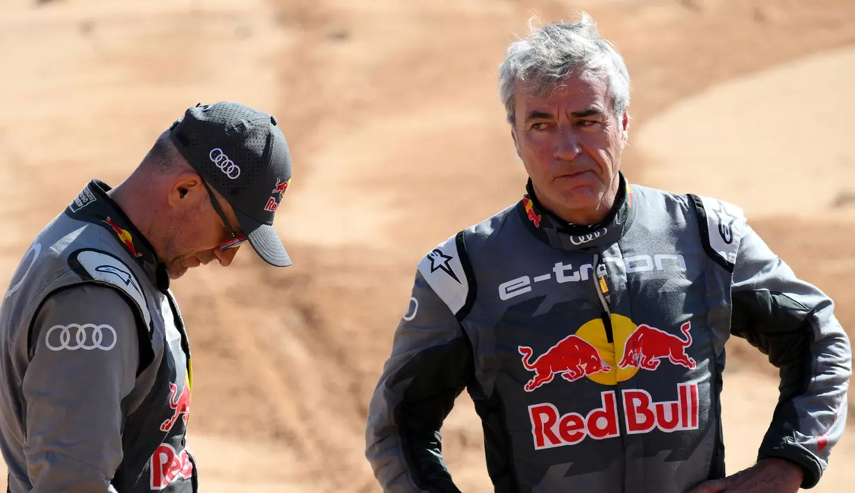 Mundurnya Carlos Sainz membuat Audi hanya memiliki satu pebalap yang tersisa, yaitu Mattias Ekstrom. Sebelum Sainz, Stephane Peterhansel juga mundur di etape 6 karena sang co-driver, Edouard Boulanger, cedera parah. (AFP/Franck Fife)