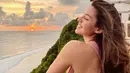 Perempuan cantik kelahiran 24 Februari 1997 ini sering mengabadikan banyak aktivitasnya di media sosial khususnya Instagram. Termasuk memperlihatkan aktivitas saat ia bergaya penampilan menarik pakai baju tanpa lengan. Momen Susan Sameh liburan dengan outfit baju tanpa lengan ini kian membuat Susan menawan. (Liputan6.com/IG/@susansameeh) (Liputan6.com/IG/@susansameeh)